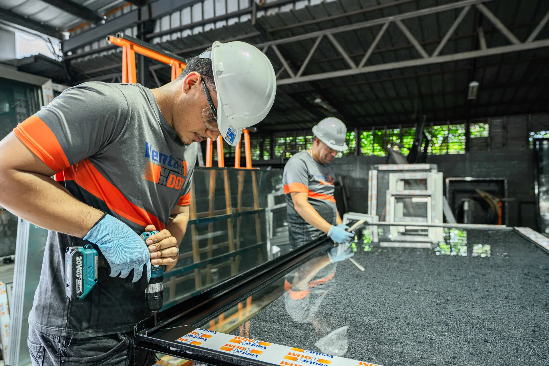 Especialistas de VentaDom trabajando un panel de vidrio
