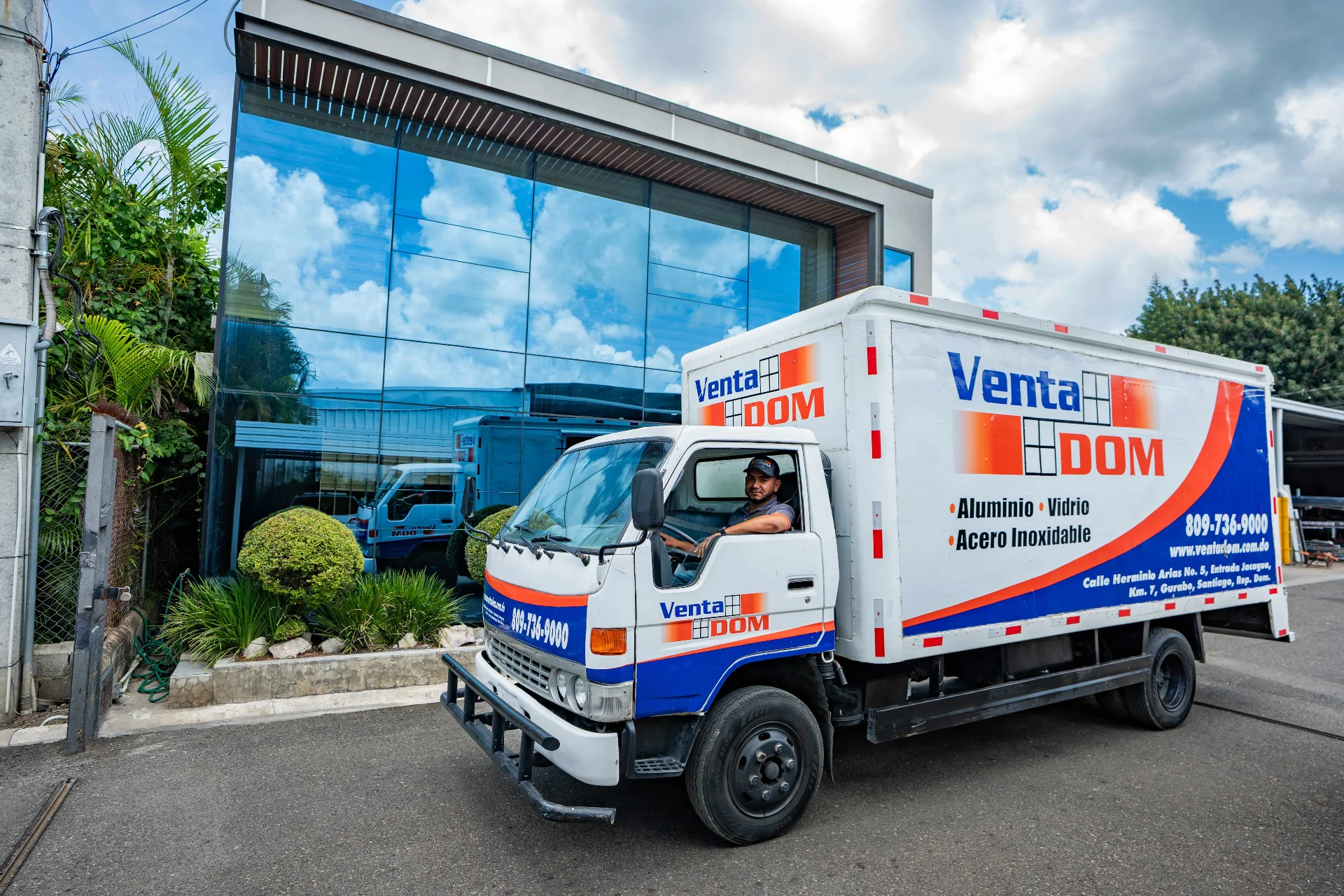 Fachada de VentaDom y vehículo de servicio frente a sus instalaciones