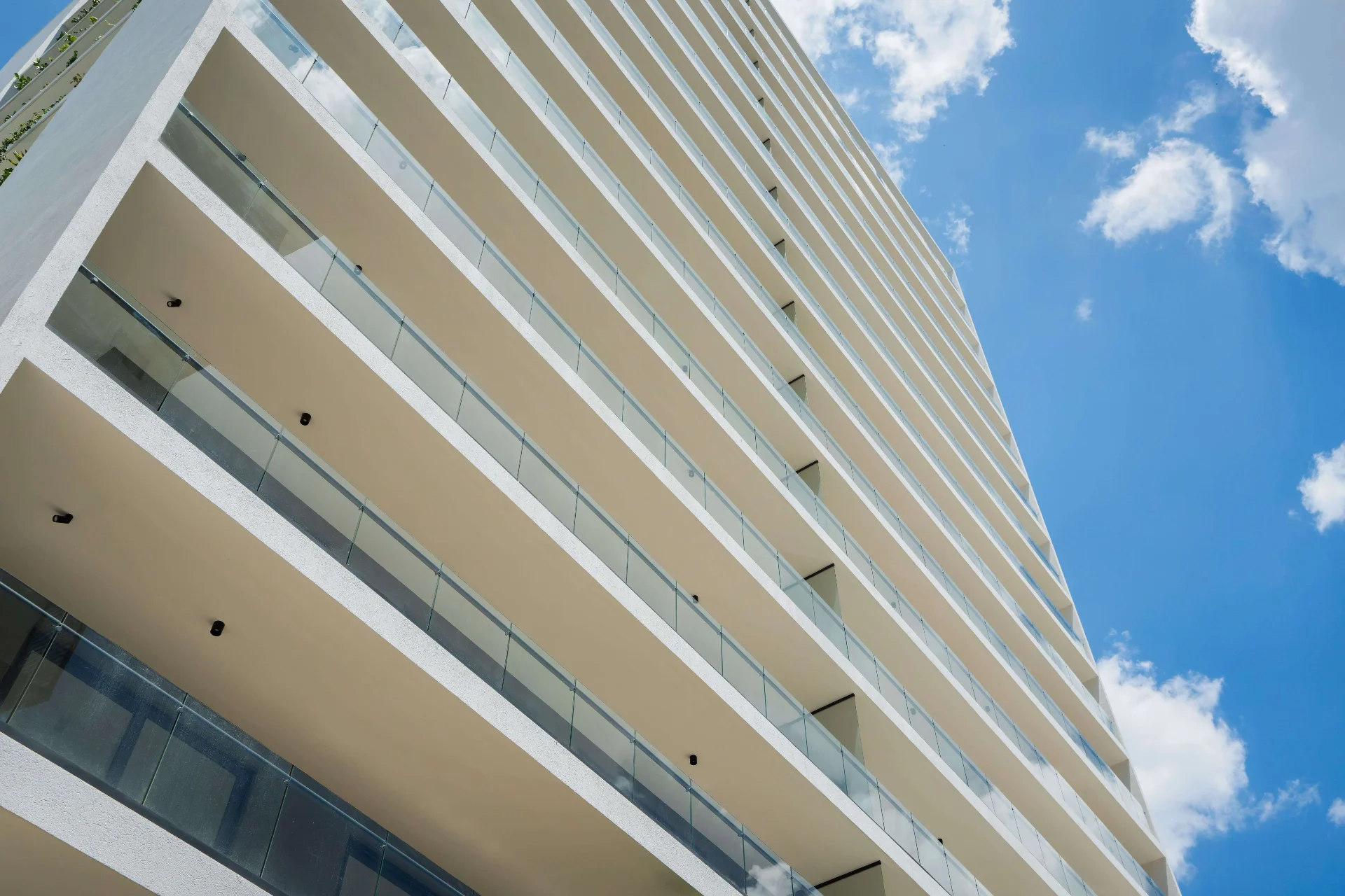 Proyecto residencial con ventanales y barandas de vidrio